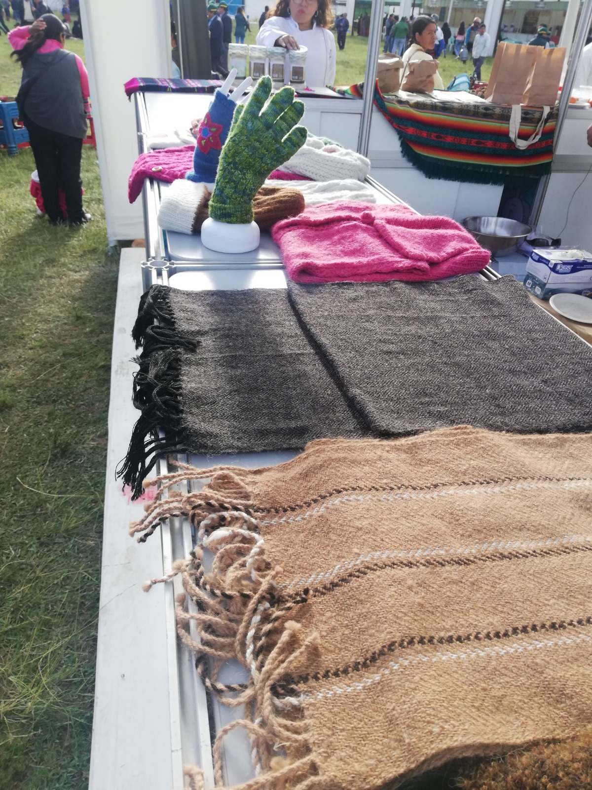 Textiles naturales de alpaca en feria artesanal